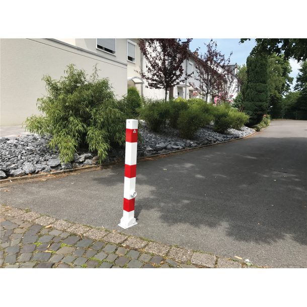 Barrier posts | Steel tube 70 x 70 mm | foldable, with triangular locking mechanism | to be fixed by plugswith base plate 100 x 150 mm | hot-dip galvanized | without eyelet